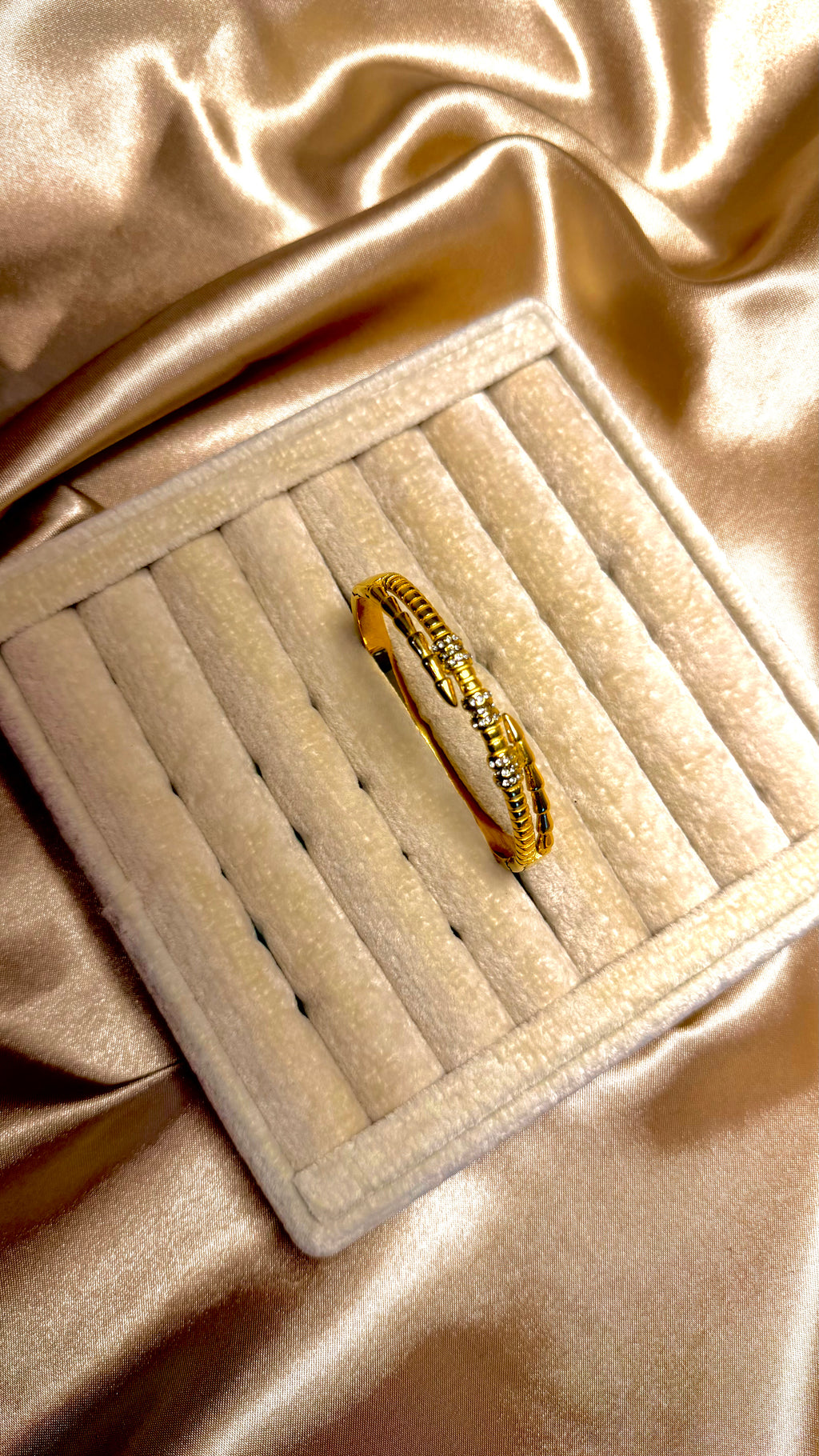 Altın Asi Taşlı Küpe