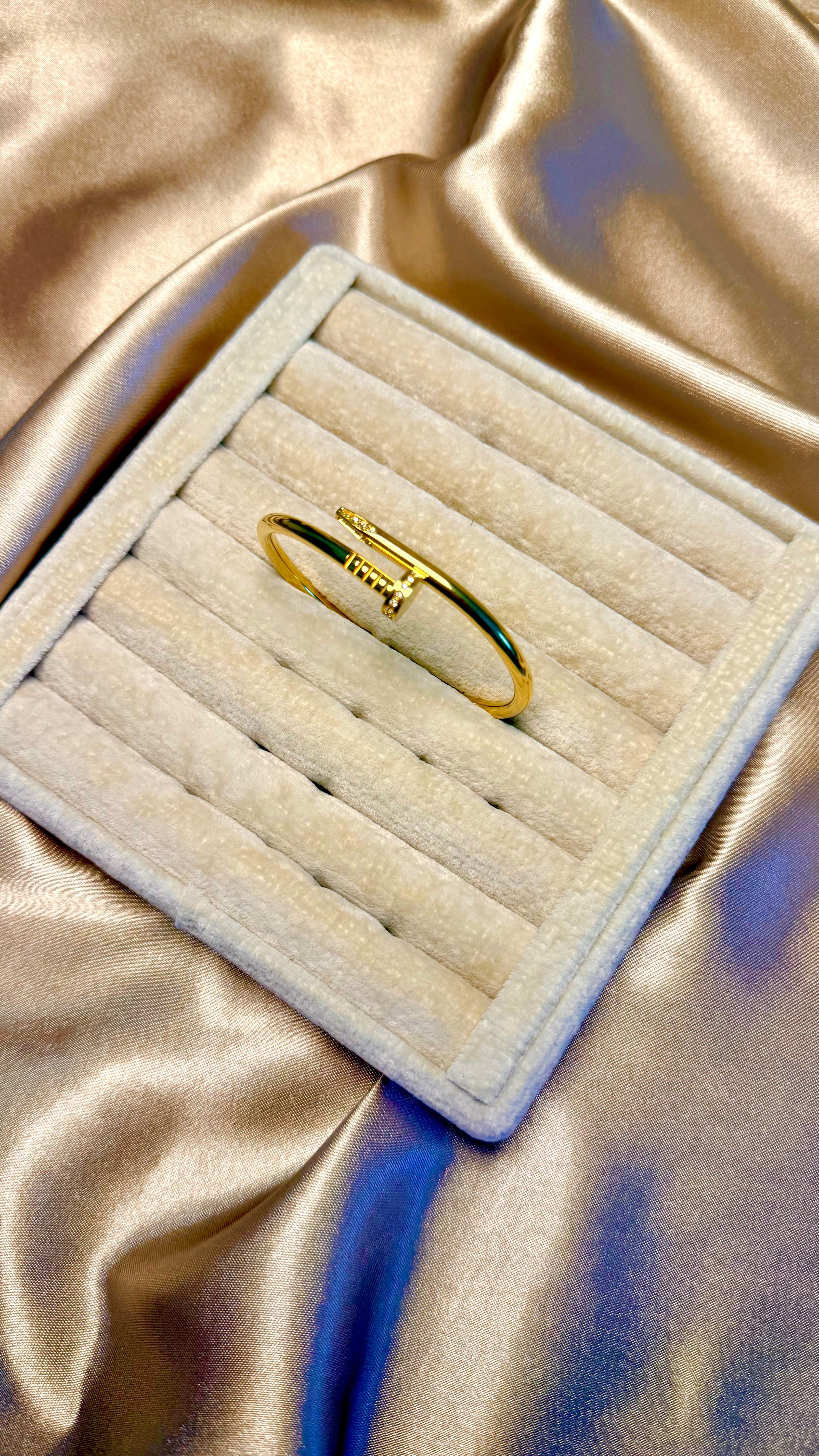 Golden Taşlı Çivi Şıklığı Bileklik