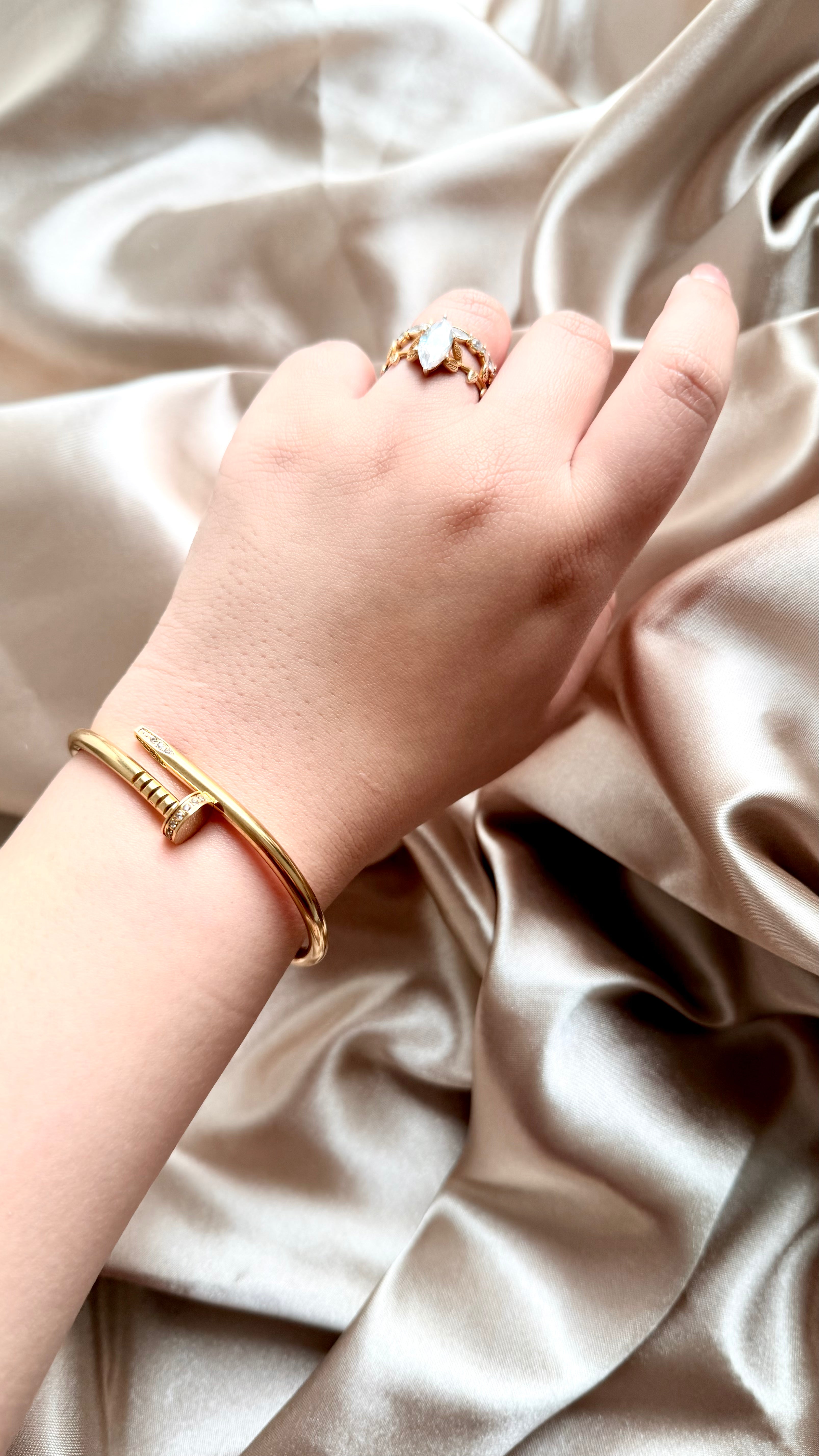 Golden Taşlı Çivi Şıklığı Bileklik