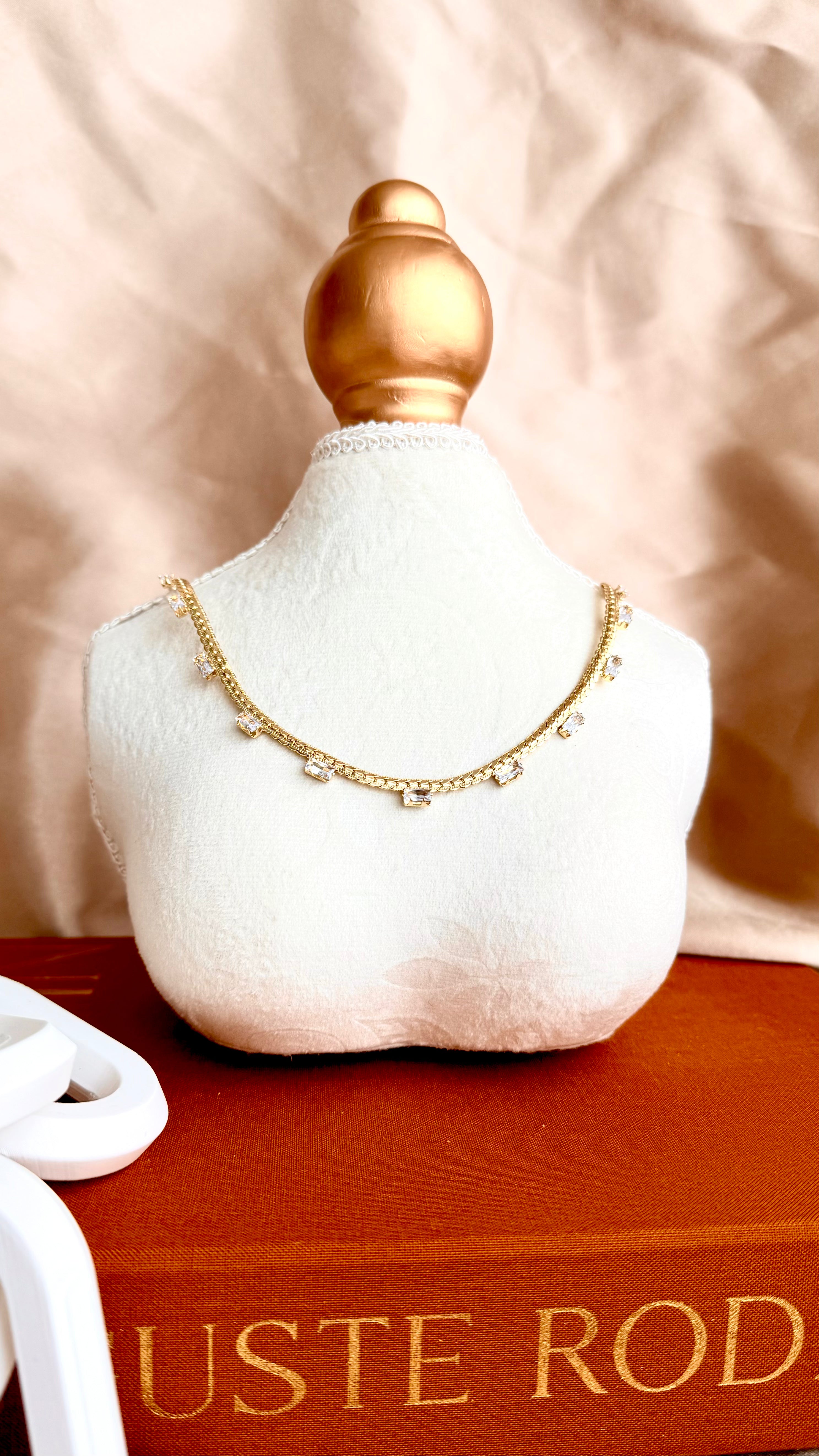 Baget Taşlı Zarif Kolye