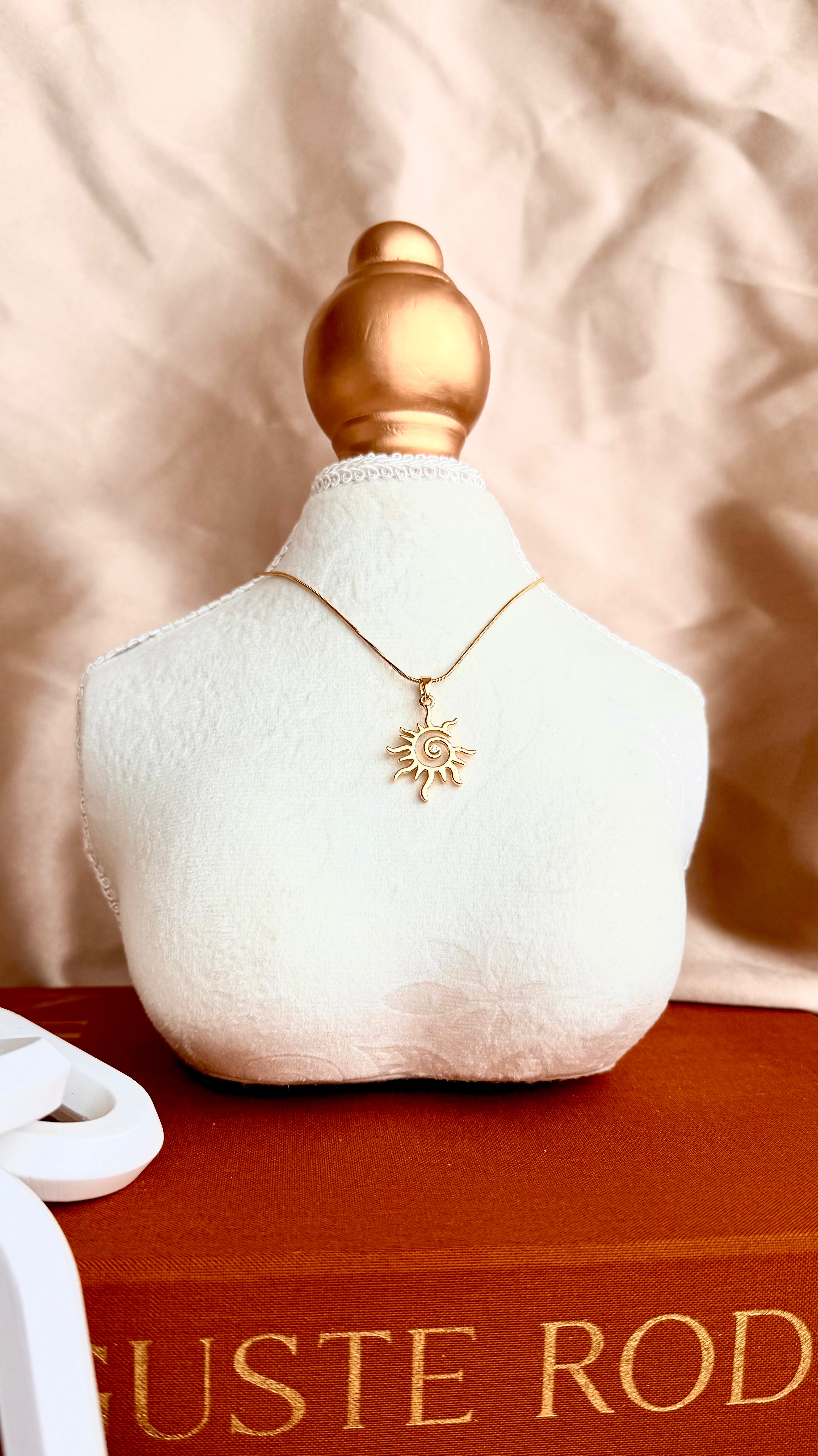 Güneş Figürlü Çelik Kolye