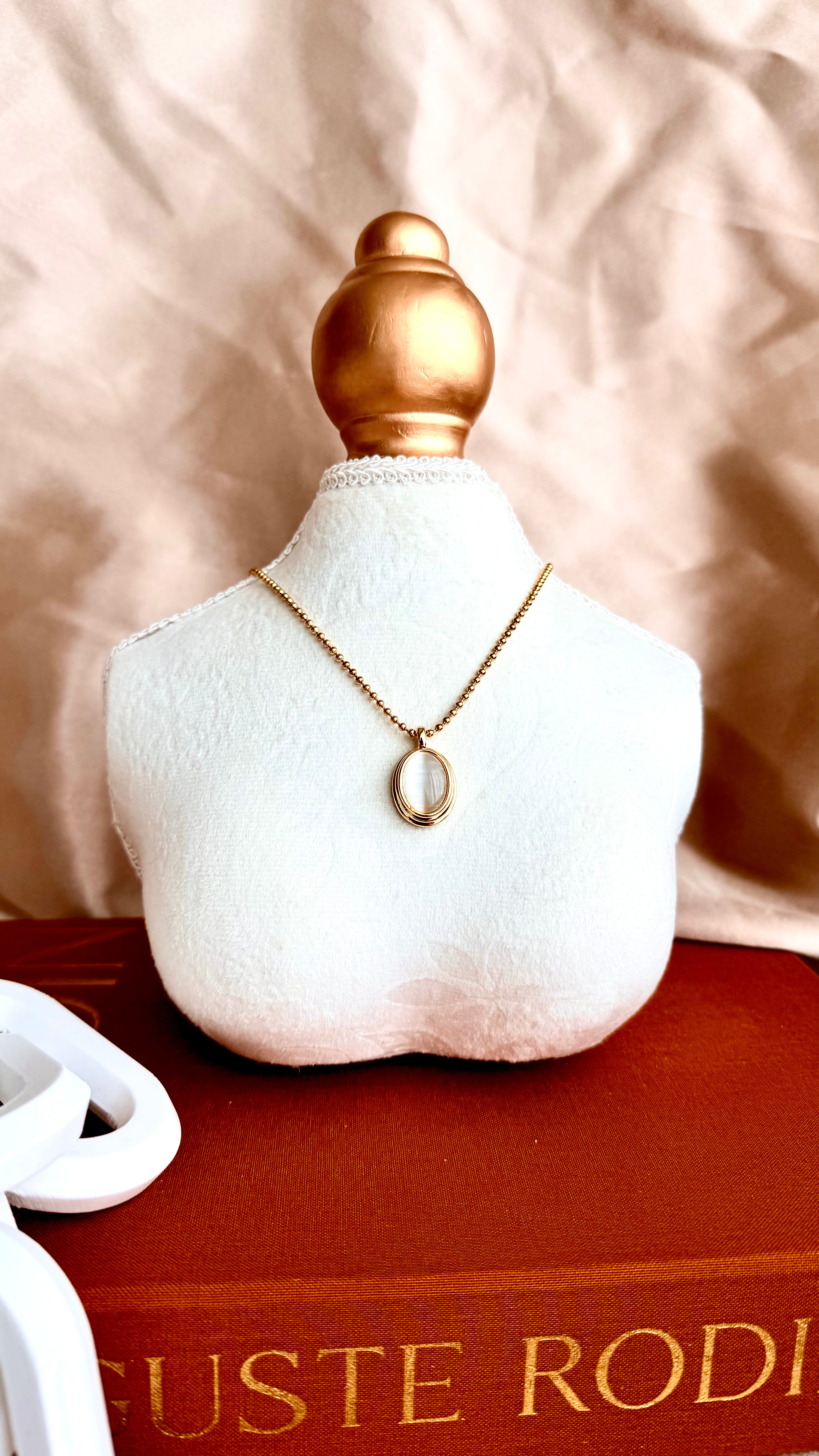 Oval Taş Detaylı Çelik Kolye