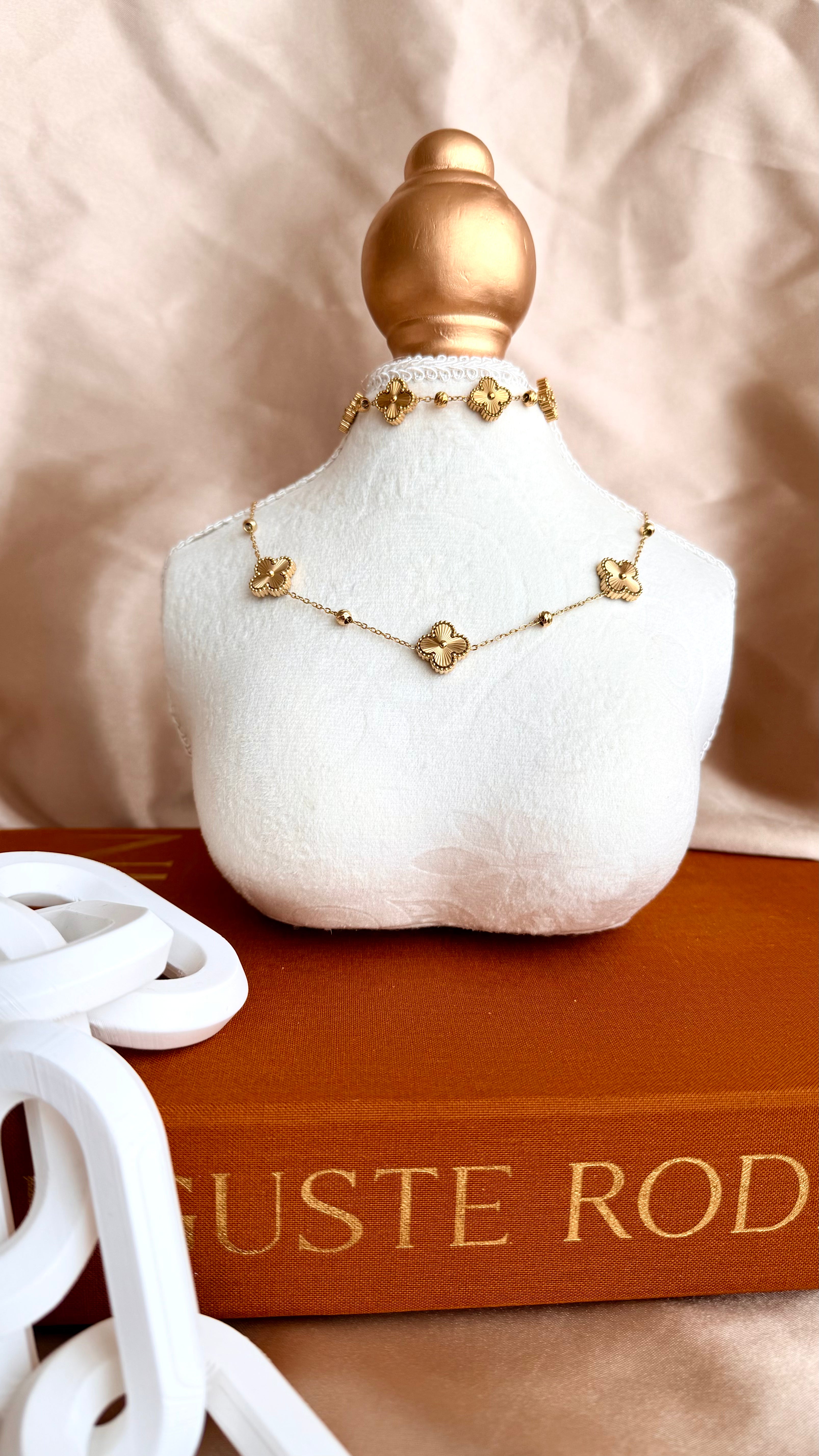 Yonca Figürlü Çelik Kolye & Bileklik Seti