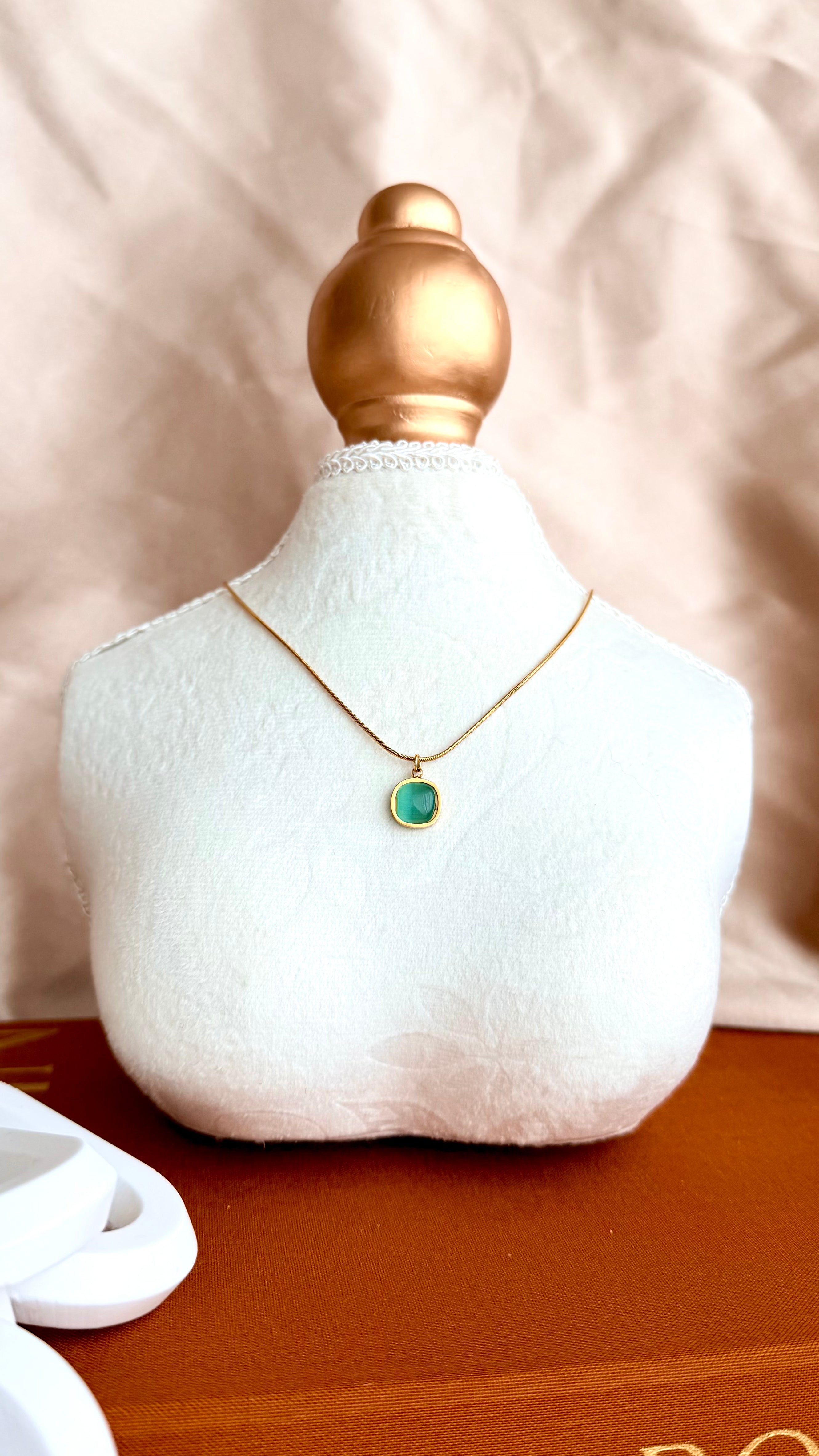 Yeşil Taş Detaylı Minimal Çelik Kolye