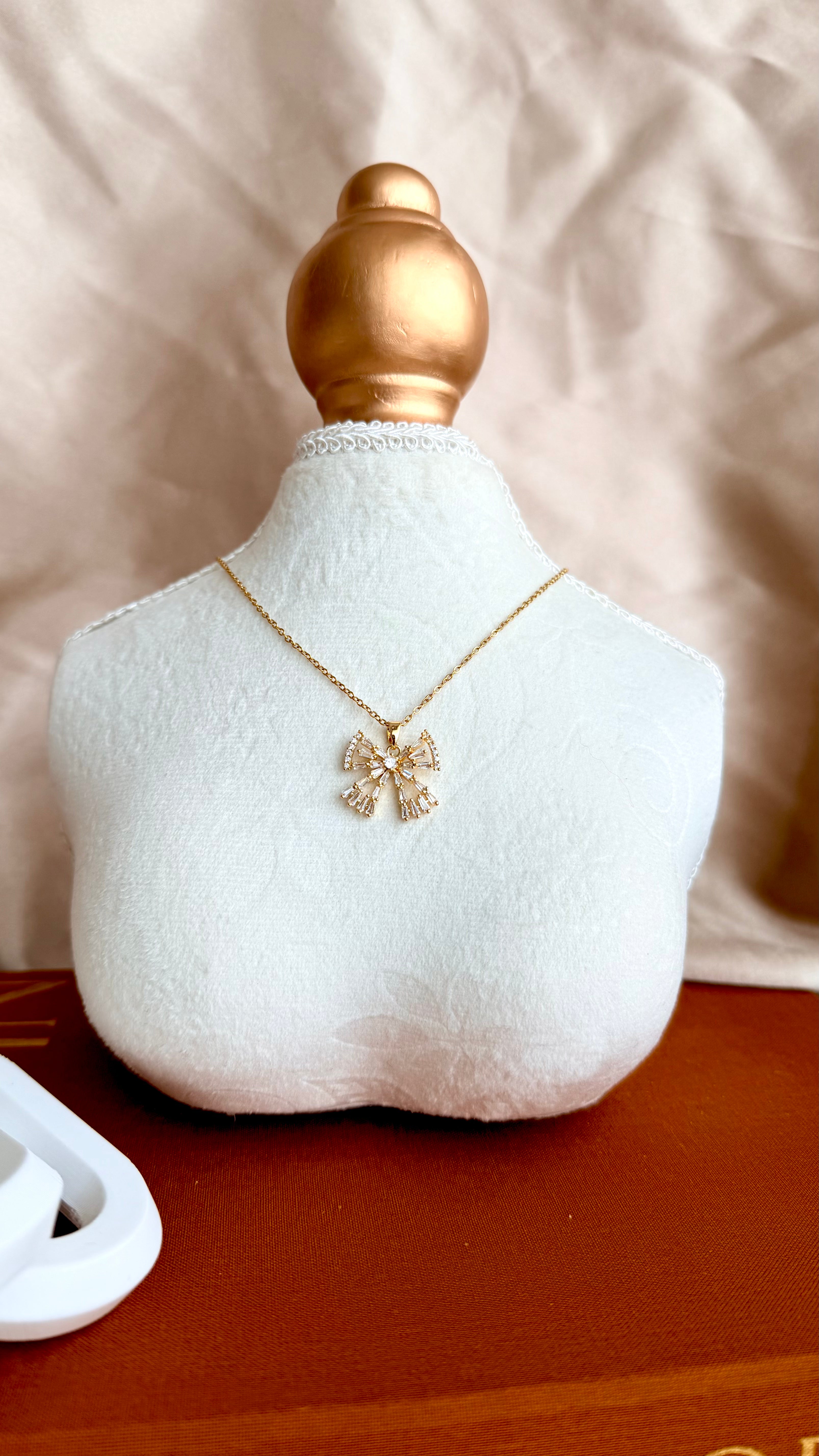 Taş Detaylı Fiyonk Çelik Kolye