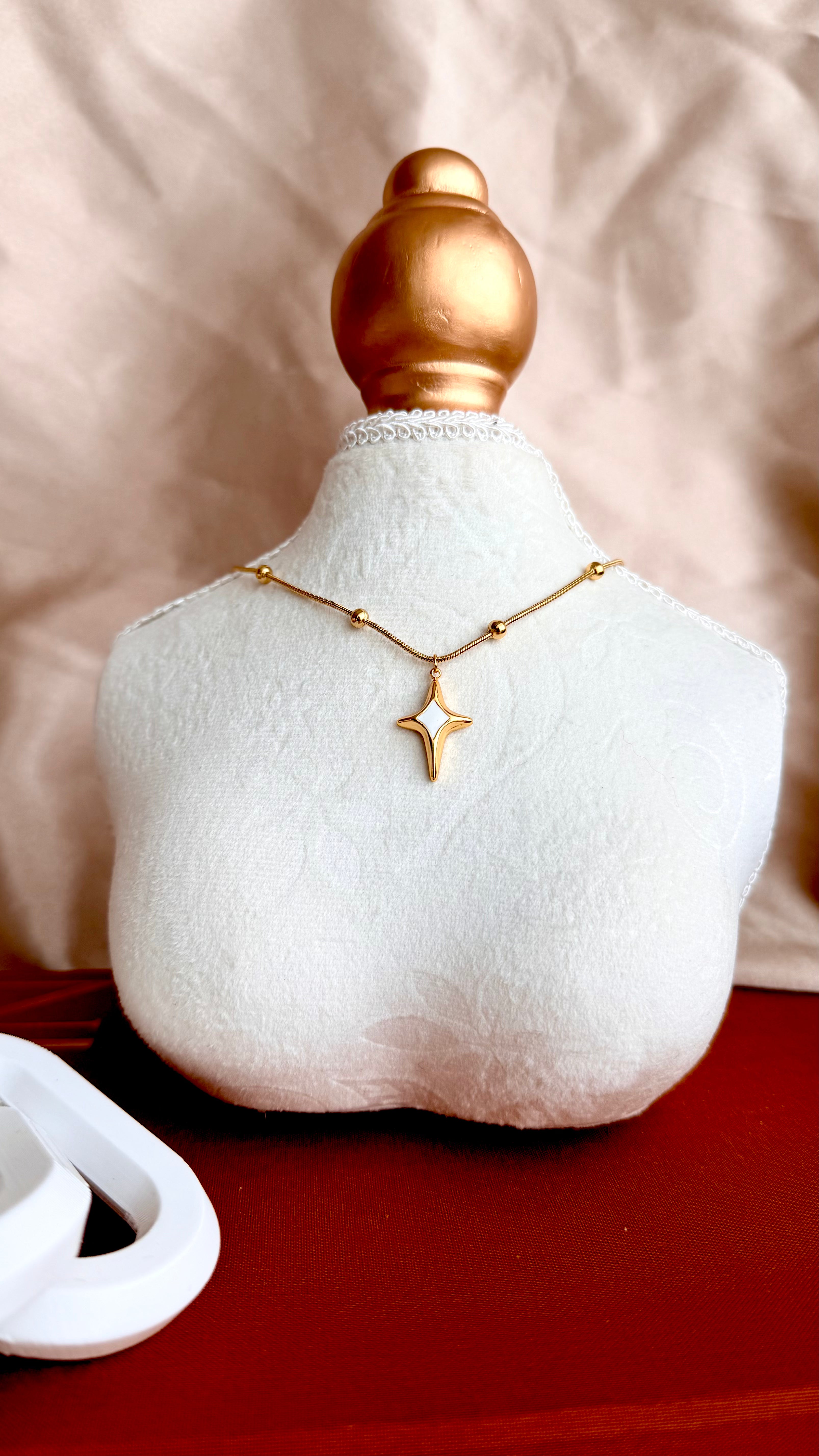 Yıldız Formlu Çelik Kolye