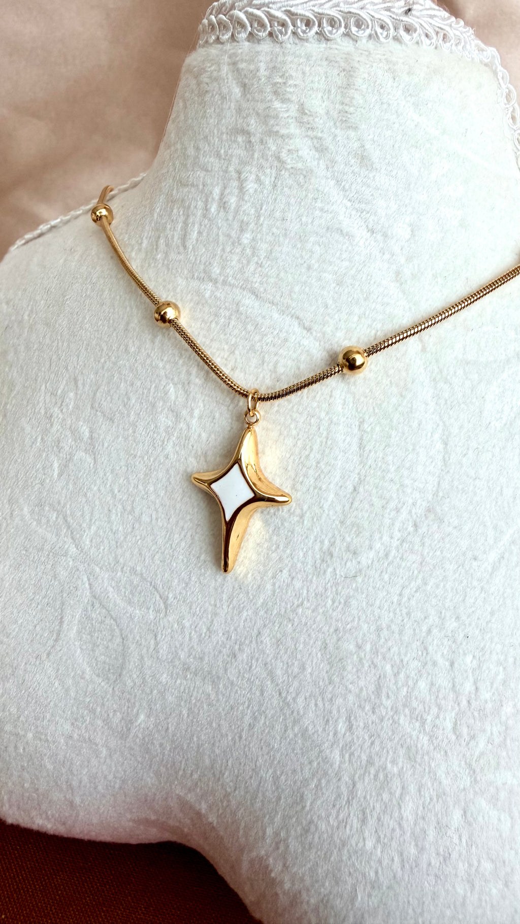 Yıldız Formlu Çelik Kolye