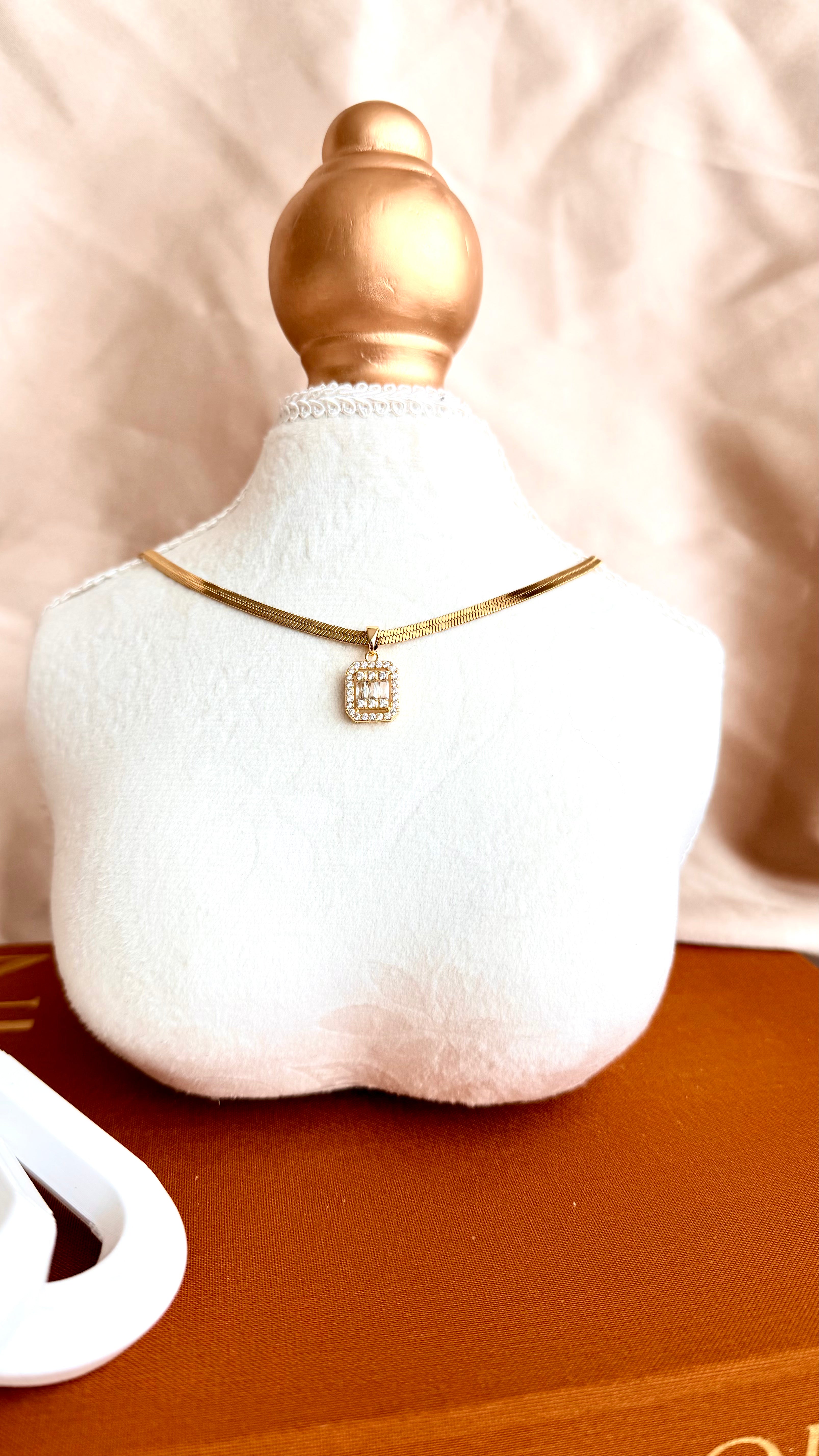 Baget Taş Detaylı Yılan Zincir Çelik Kolye