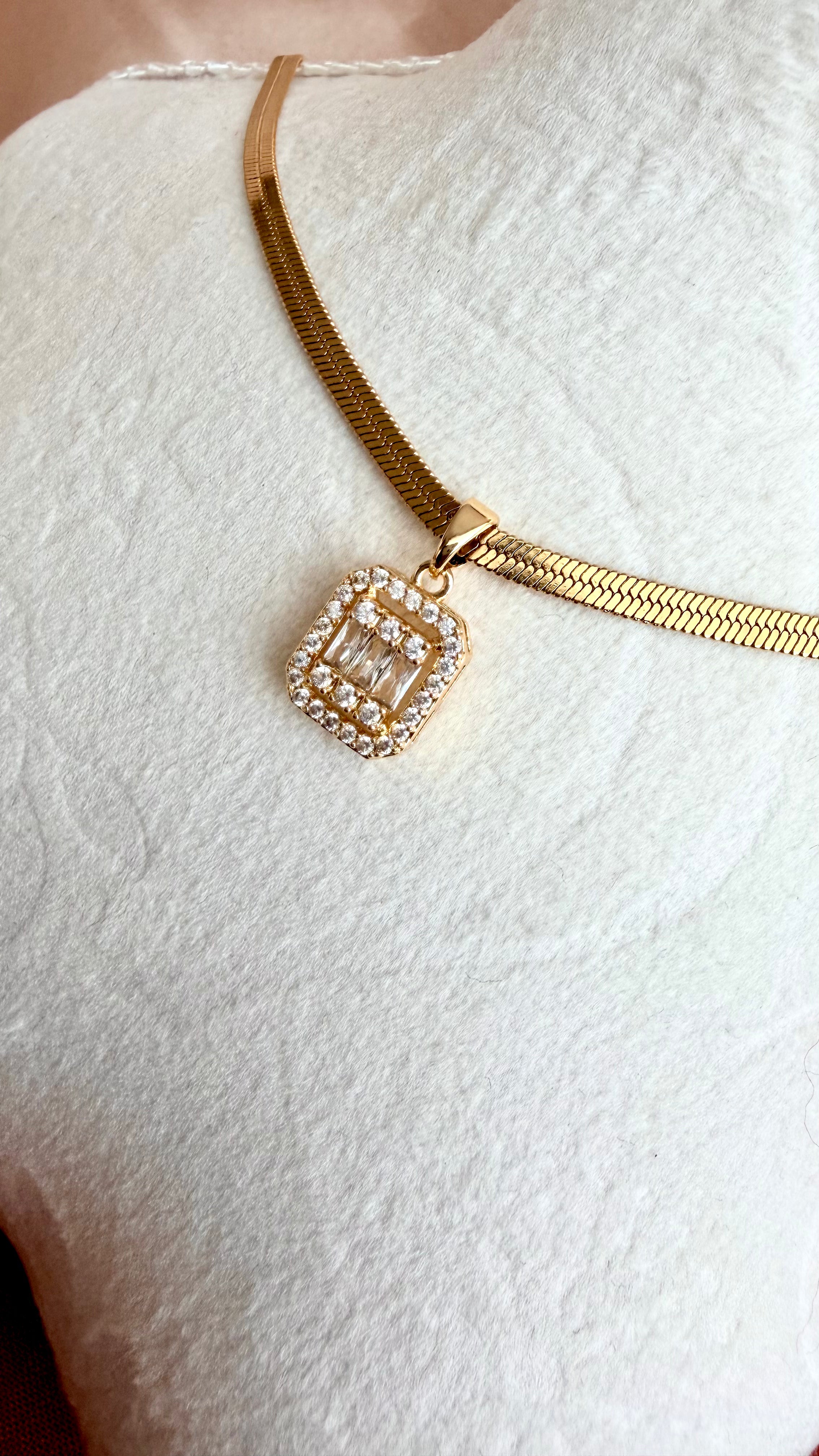 Baget Taş Detaylı Yılan Zincir Çelik Kolye