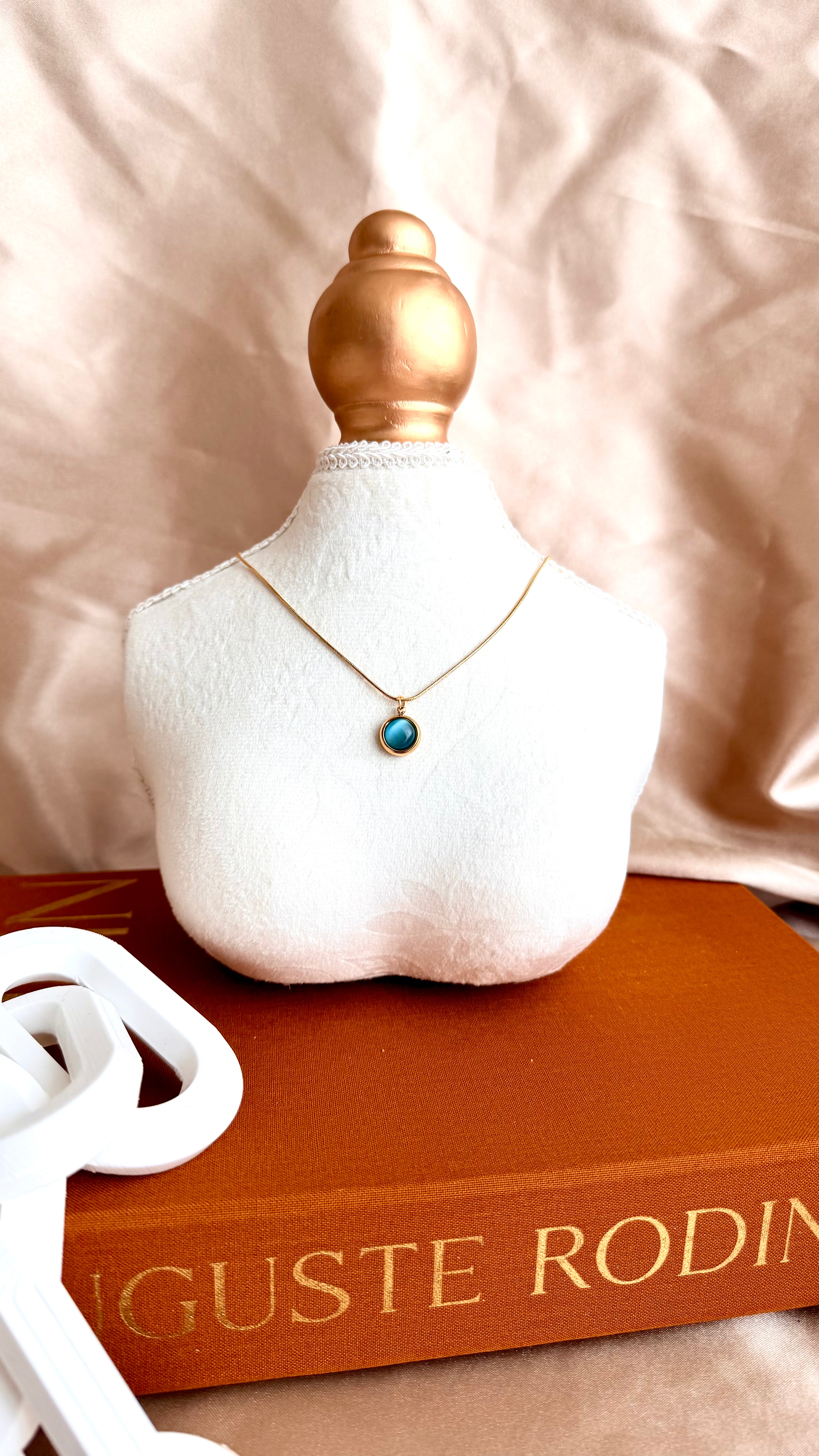 Mavi Taş Detaylı Minimal Çelik Kolye