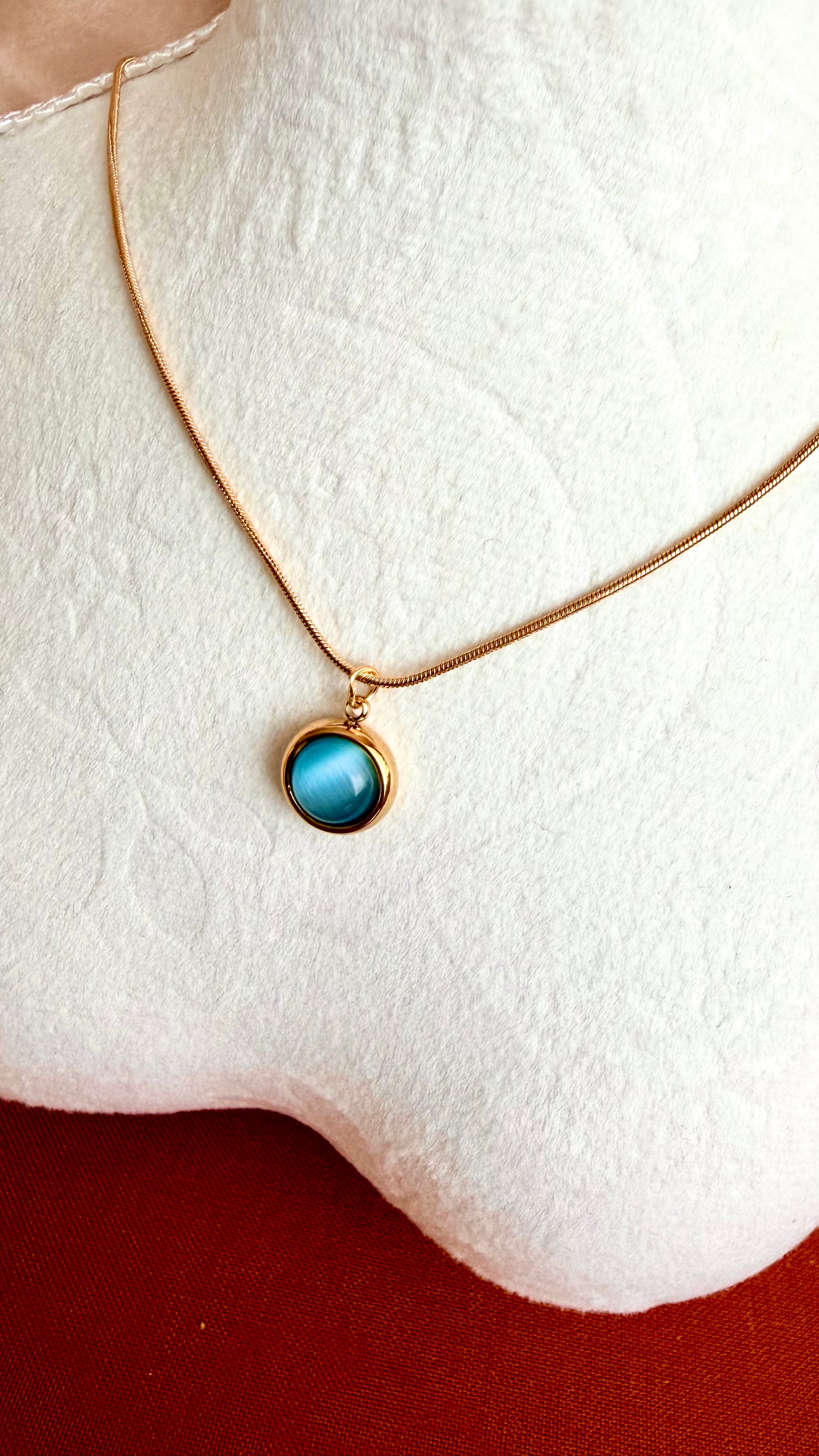 Mavi Taş Detaylı Minimal Çelik Kolye