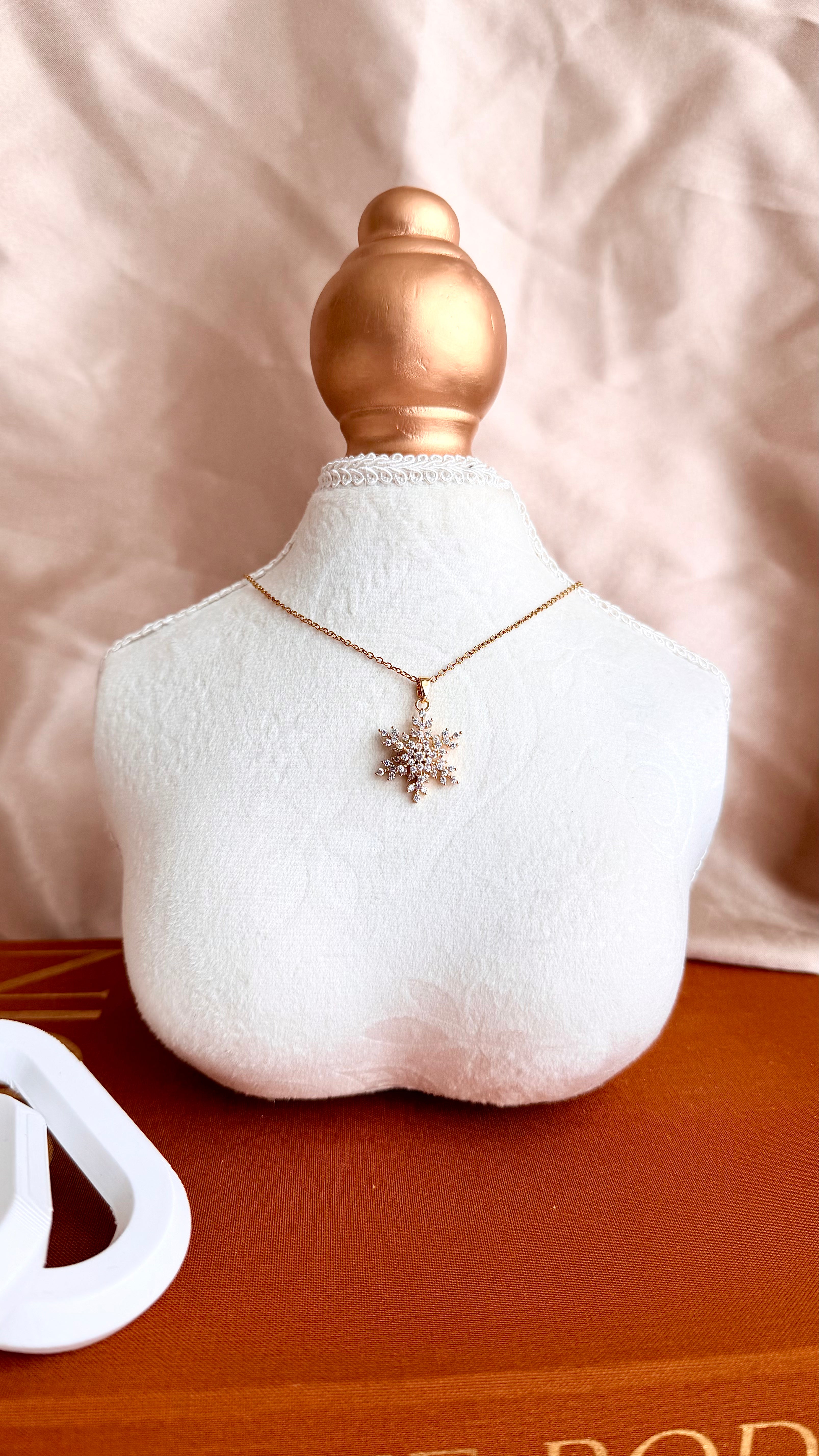 Kar Tanesi Taşlı Çelik Kolye