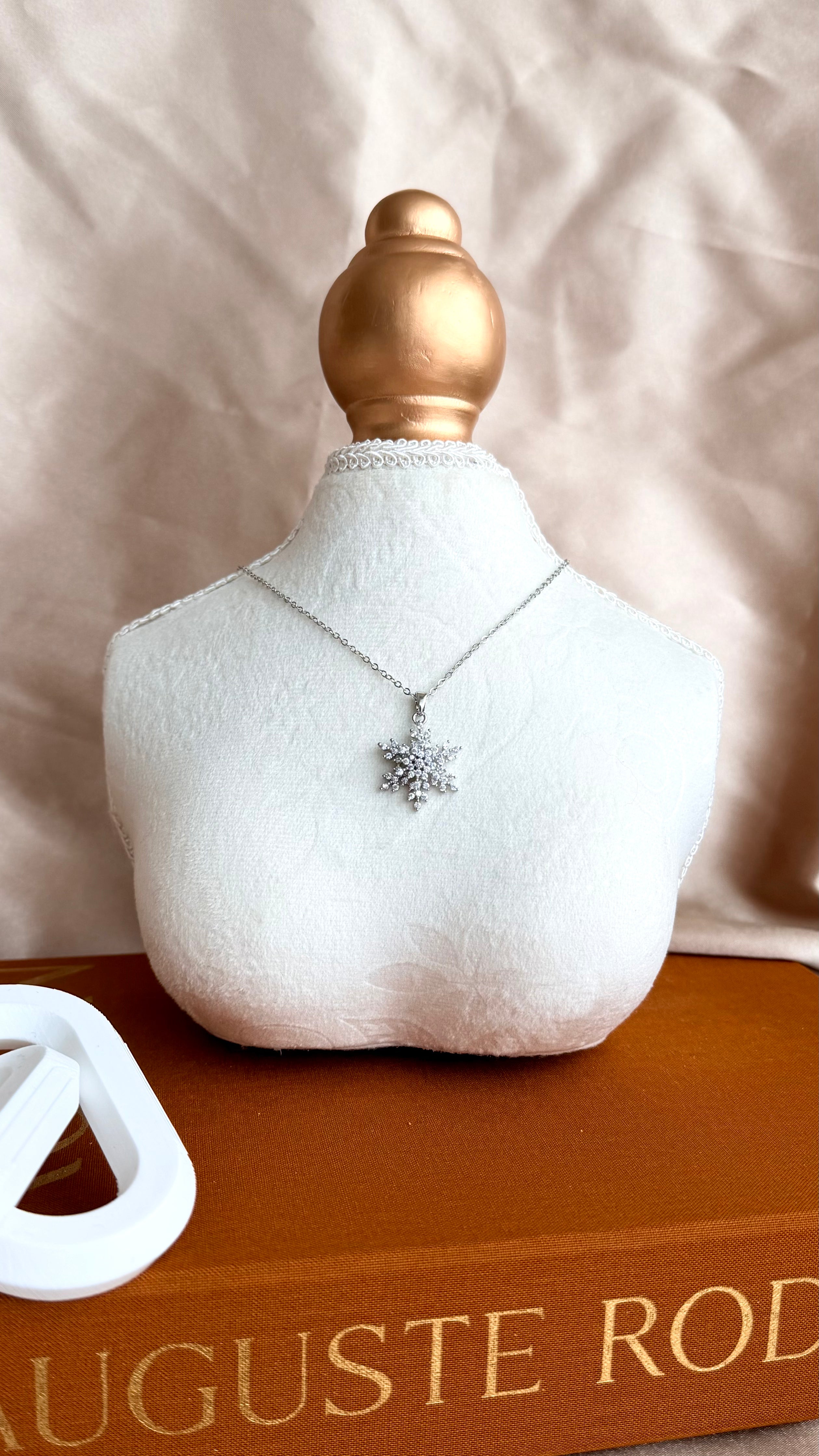 Kar Tanesi Taşlı Çelik Kolye