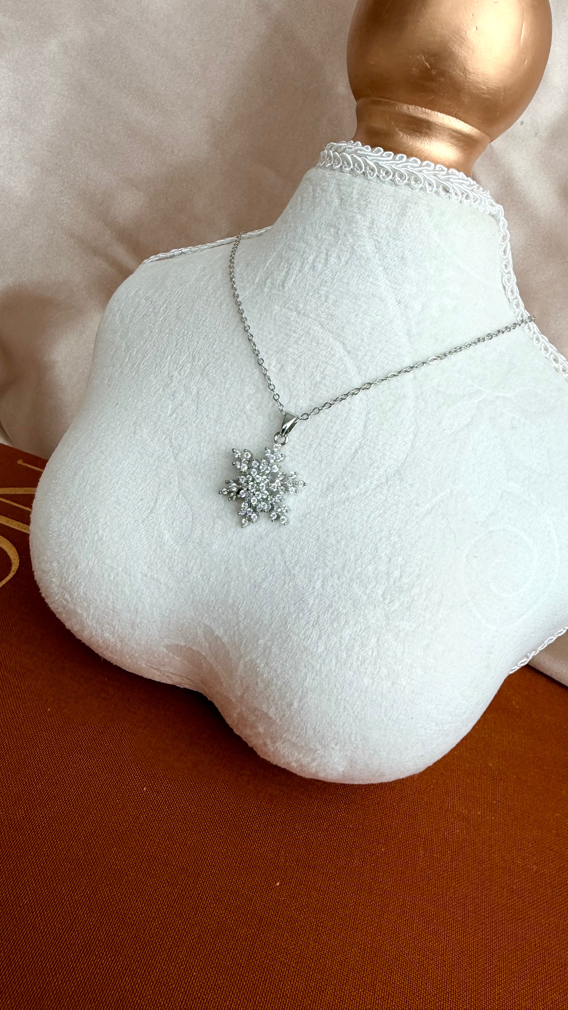 Kar Tanesi Taşlı Çelik Kolye