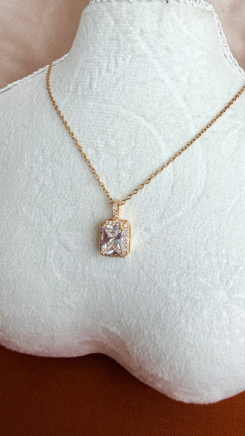 Crystal Elegance Çelik Kolye