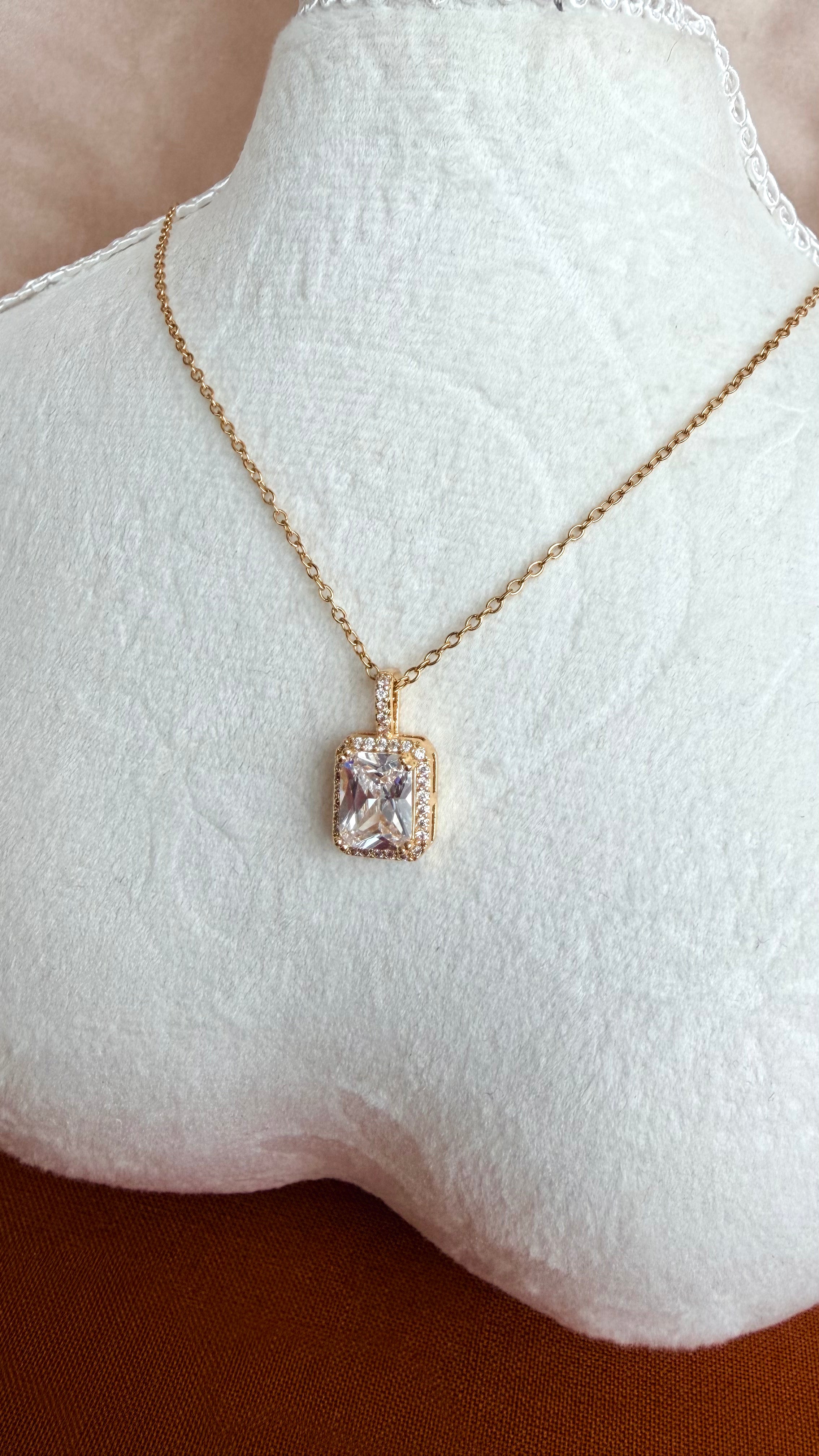 Crystal Elegance Çelik Kolye