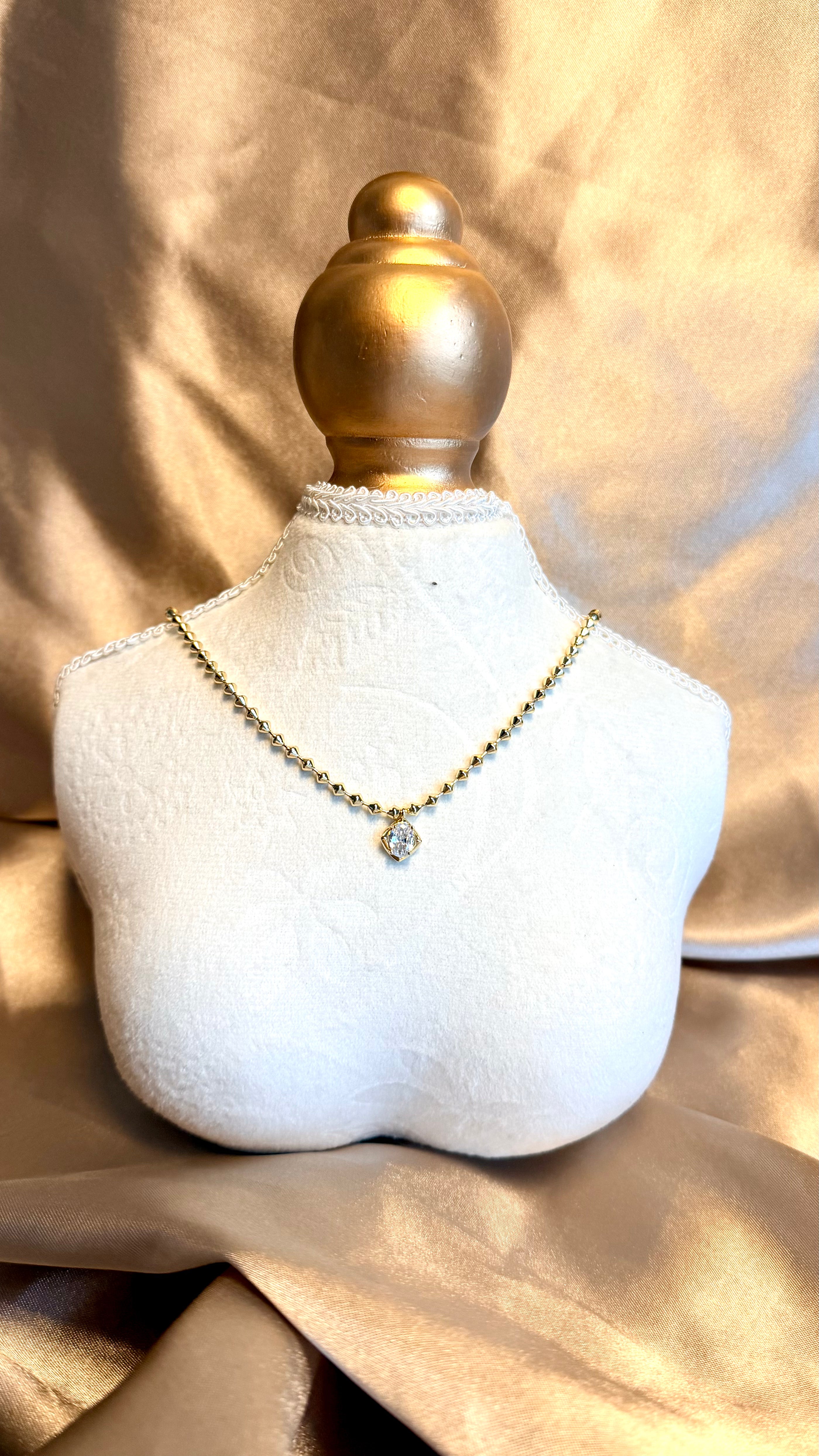 Zarif Taş Detaylı Altın Kolye ✨