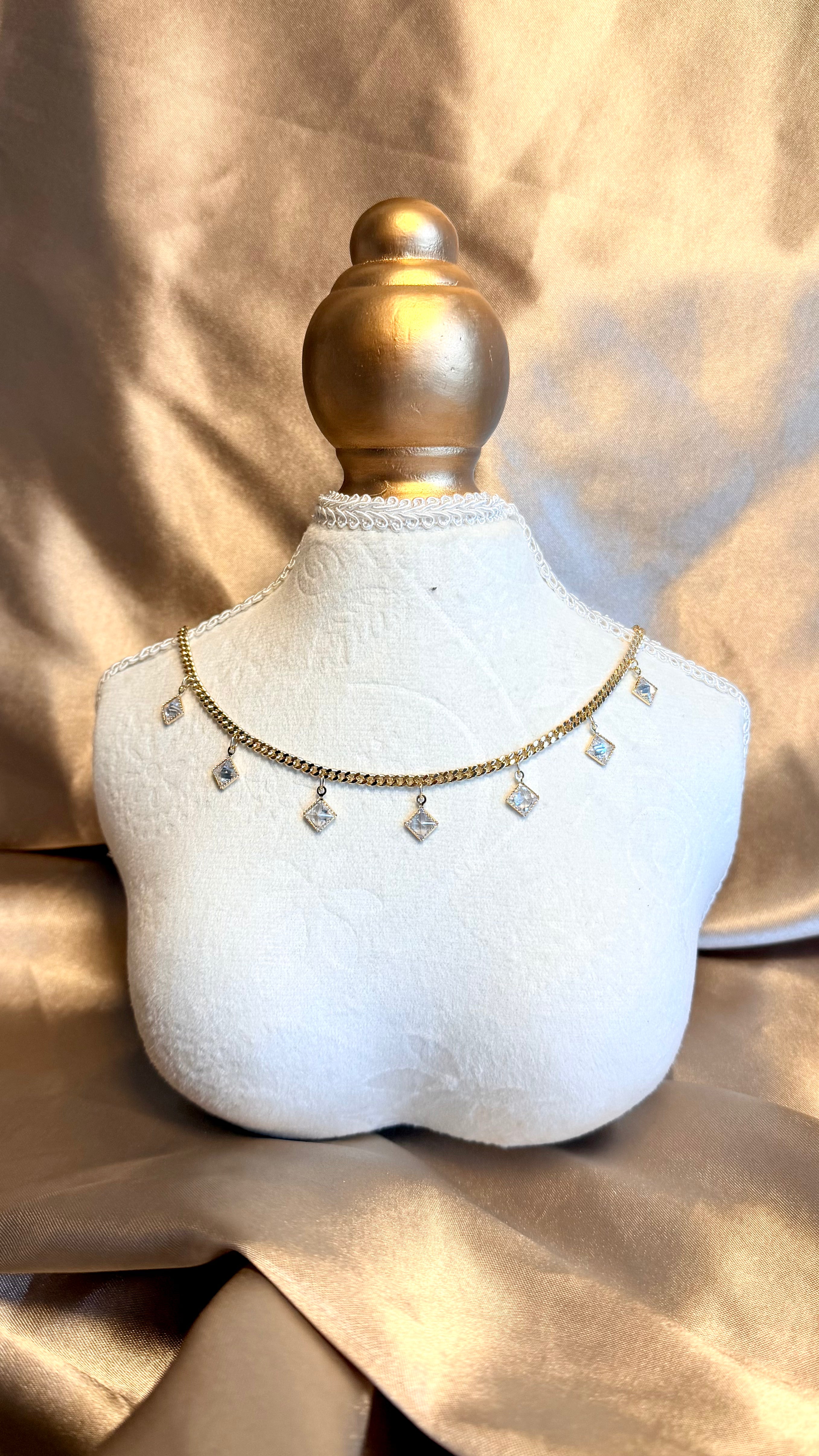 Sallantılı Taş Detaylı Zincir Kolye