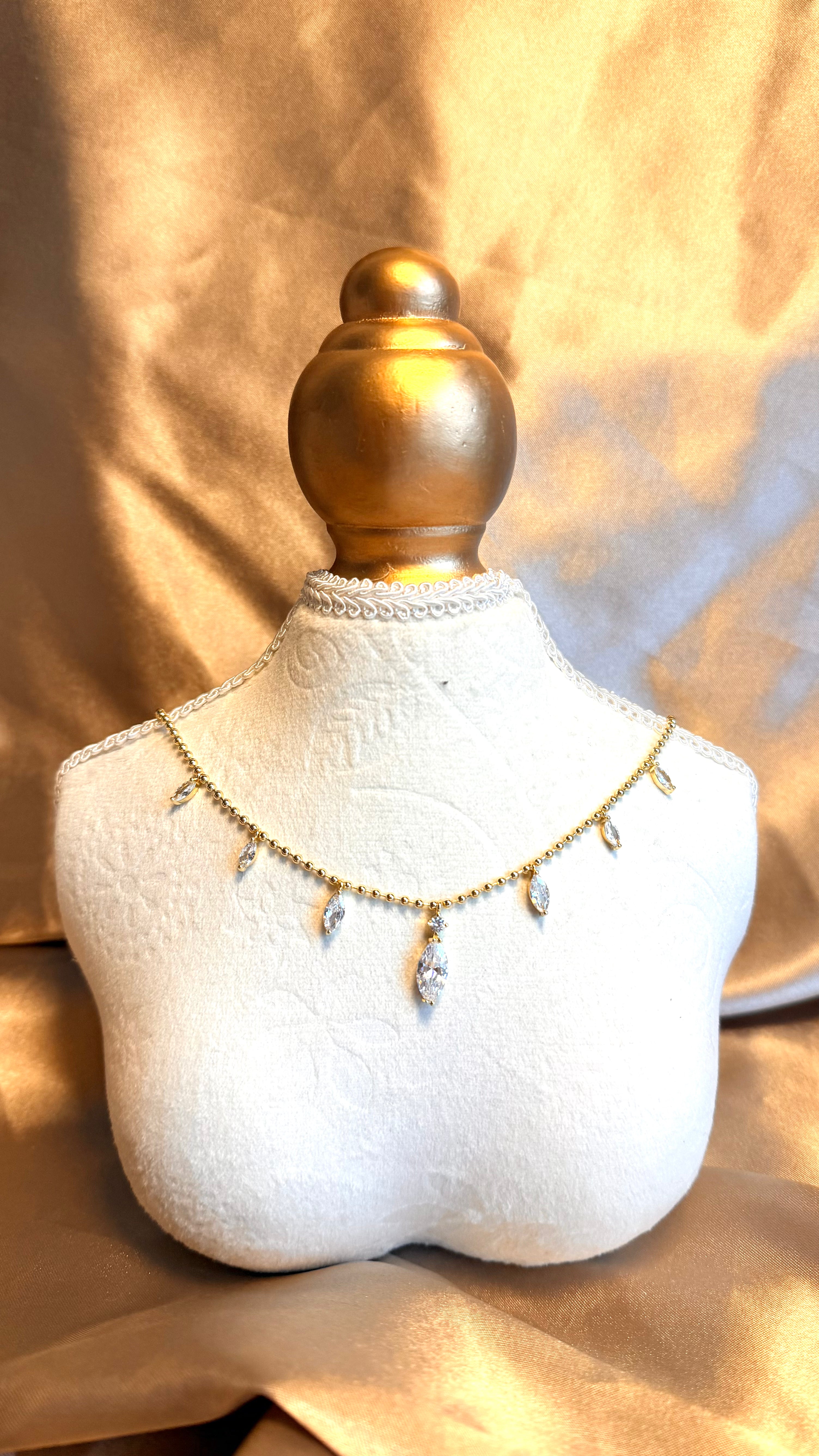 Damla Taş Detaylı Zarif Kolye