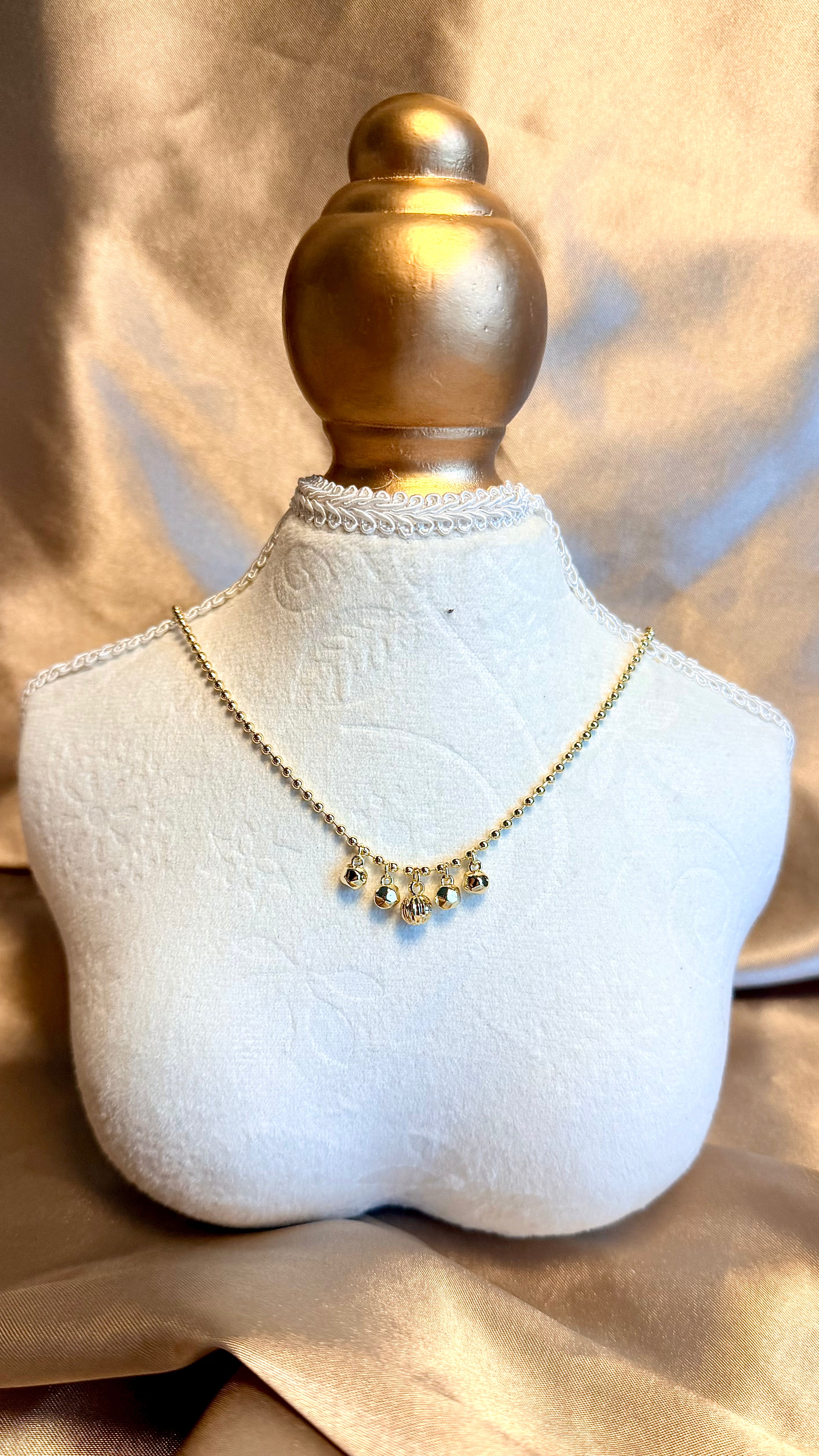 ✨ Rodyum Üzeri Altın Kaplama Beşli Sallantılı Top Detaylı Kolye