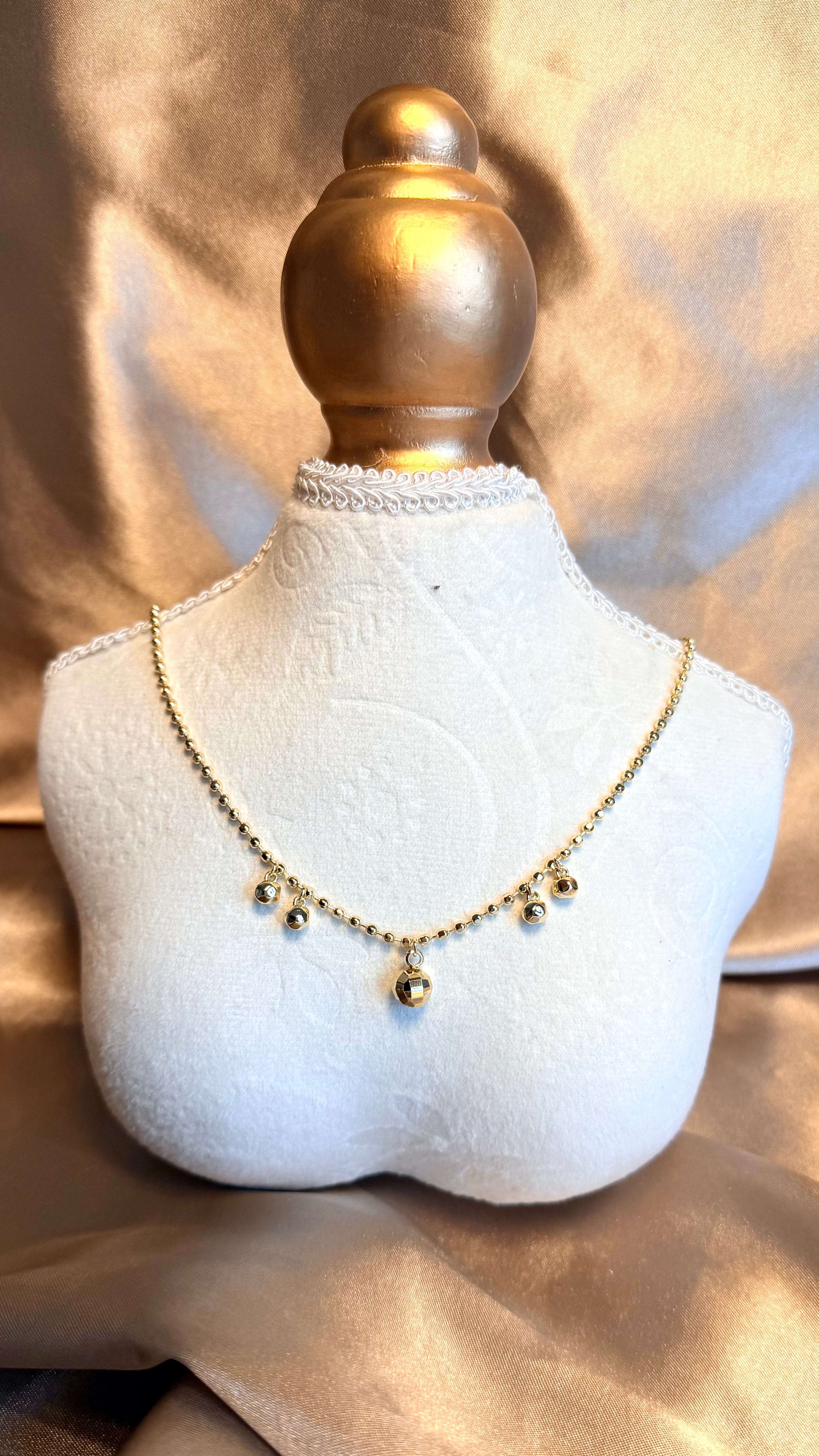 ✨ Rodyum Üzeri Altın Kaplama Ortası Büyük Sallantılı Top Detaylı Kolye